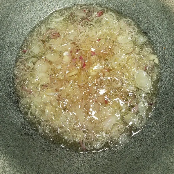 Goreng bawang putih sampai garing, tiriskan.