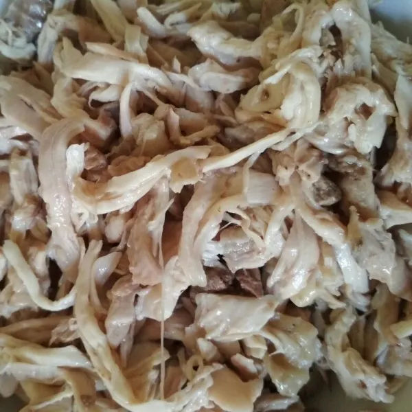 Cuci bersih ayam kemudian rebus hingga matang dan sisit/ suwir daging ayamnya, sisihkan.