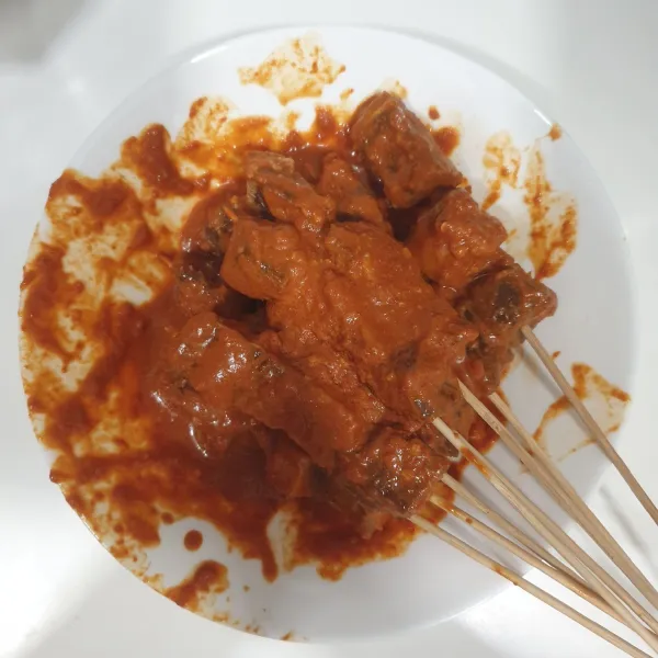 Tusuk potongan daging dengan tusuk sate. Lakukan sampai selesai.