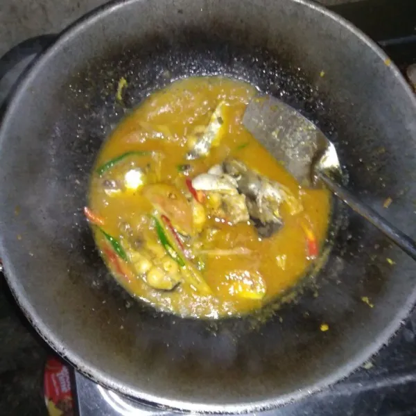 Aduk rata. Koreksi rasa. Ikan siap dihidangkan.