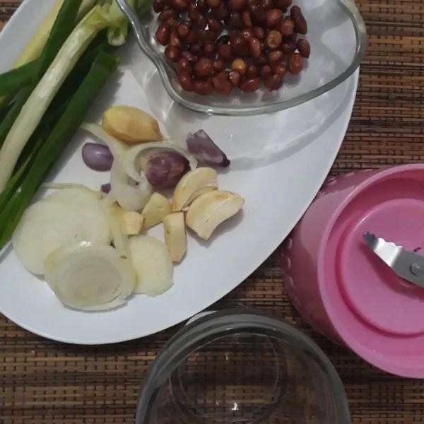 Haluskan bawang merah, bawang putih, bawang bombay. Haluskan kacang tanah yang sudah digoreng secara terpisah.