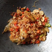 Campur ayam dengan sambal embe, aduk rata.