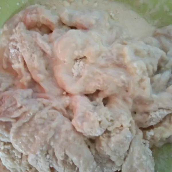 Marinasi kulit ayam dengan bumbunya diamkan 30 menit, tambahkan adonan tepung basah.