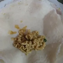 Siapkan kulit lumpia. Ambil 1 sdm mie, kemudian gulung kulit lumpia. Lakukan hingga mie habis.