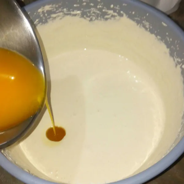 Masukan margarin leleh secara bertahap