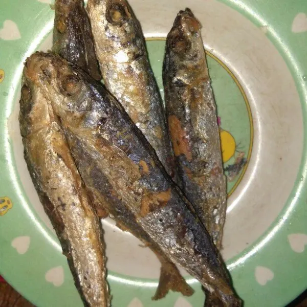 Goreng ikan keranjang, sisihkan.