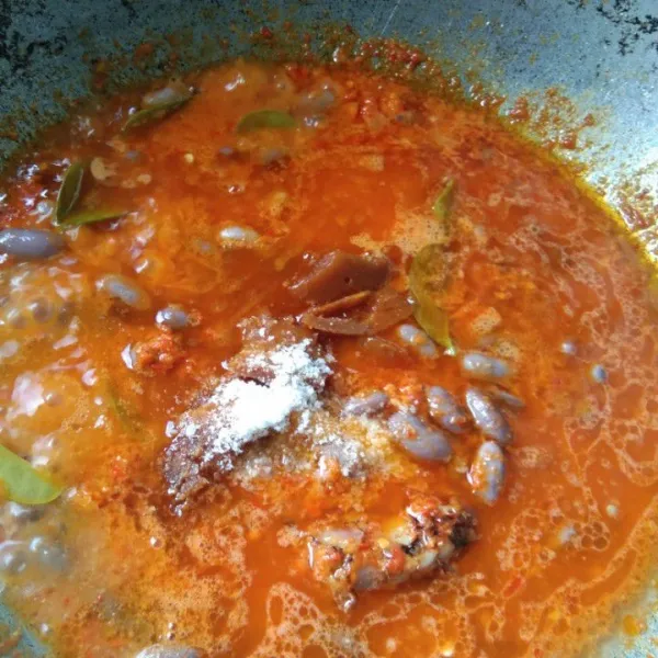Tambahkan air, garam dan gula merah, aduk rata.