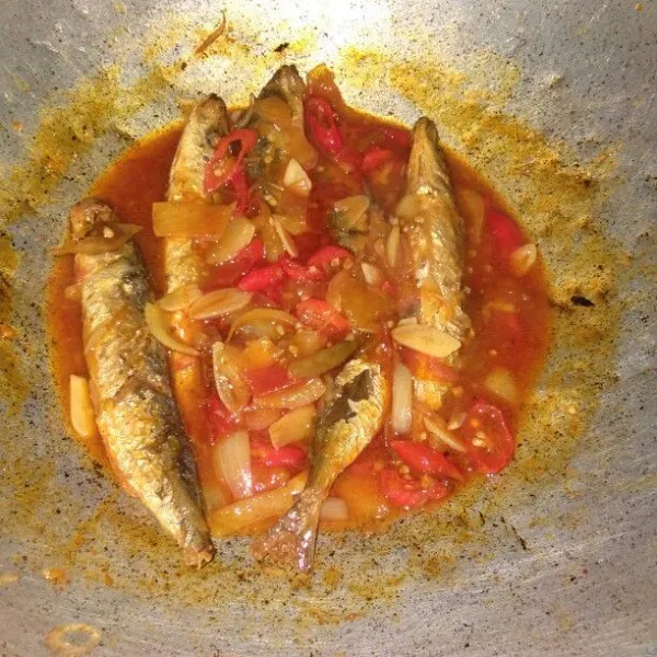 Masukkan ikan, masak sampai kuah agak menyusut lalu koreksi rasa.