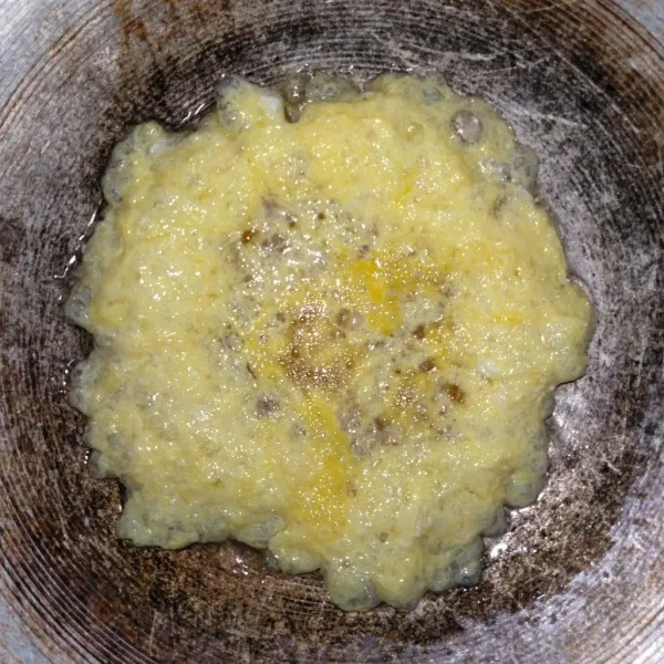 Panaskan minyak goreng kemudian masukkan telur.