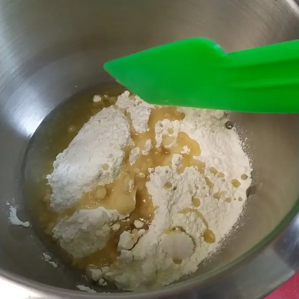 Membuat dough, campur semua bahan termasuk larutan biang. Aduk rata.