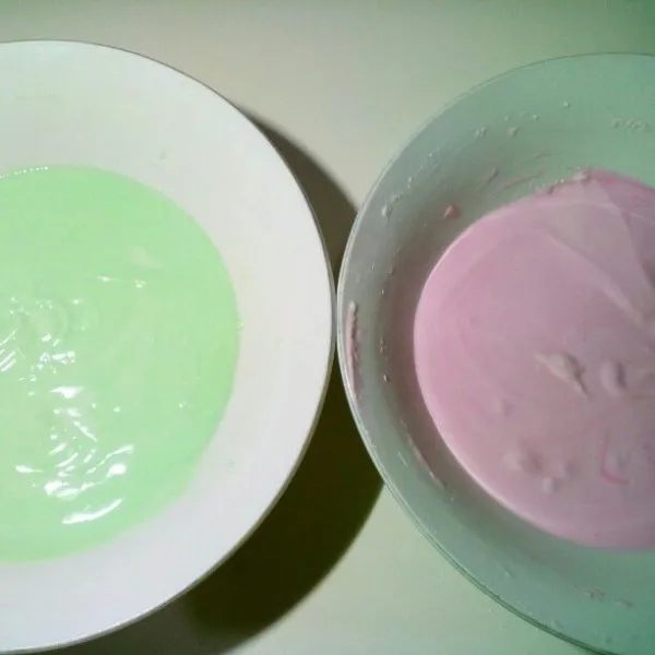 Bagi adonan jadi 2 bagian, masing-masing beri pewarna pink & hijau.