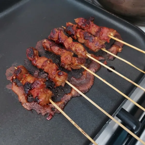 Bakar sate hingga matang.