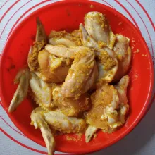 Marinasi ayam dengan bumbu ungkep halus. Istirahatkan selama minimal 15 menit.