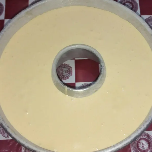 Tuang ke loyang tulban diameter 20 cm yang sudah dioles margarin dan ditaburi tepung tipis-tipis