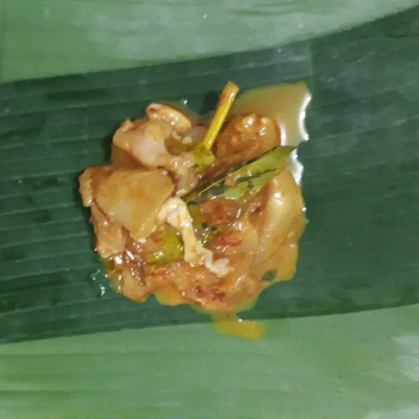 Bungkus ayam bumbu dengan daun pisang.