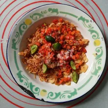 Campur bawang putih goreng, bawang merah goreng, cabe rawit, garam, terasi bakar yang sudah dihancurkan dan air perasan jeruk limau. Aduk rata. Beri 2 sdm minyak kelapa panas.