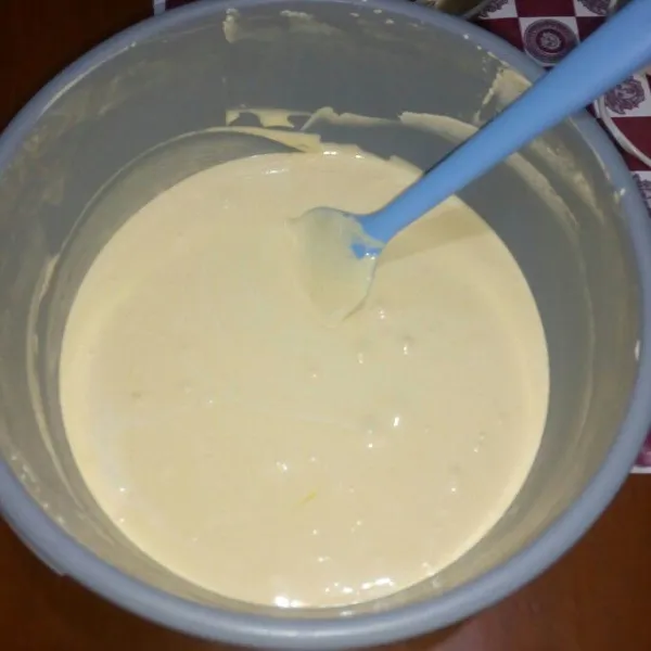 Aduk balik dengan spatula sampai rata