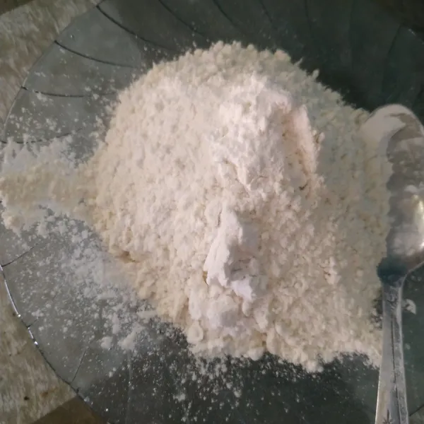 Campur rata tepung terigu dan tapioka.