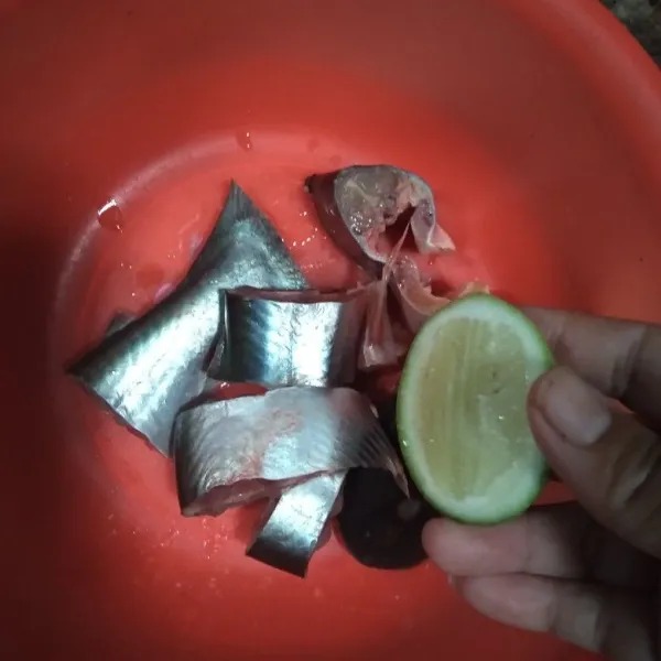 Bersihkan ikan patin lalu potong-potong. Beri perasan jeruk nipis dan sedikit garam. Lalu diamkan sebentar.