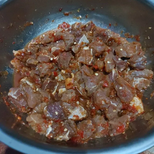 Campur daging dan bumbu halus, aduk rata. Marinasi minimal 2 jam.