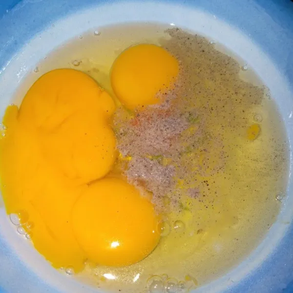 Campur telur, merica, garam dan penyedap rasa.