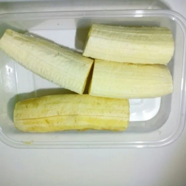 Potong pisang jadi 2 atau 3 tergantung besarnya pisang.