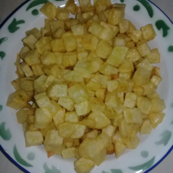 Siapkan kentangnya, potong dadu kentang yang sudah bersih, lalu goreng hingga kentang matang kekuningan.