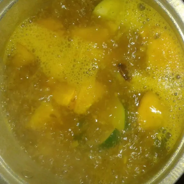 Masukkan potongan terong asam dan mentimun. Masak sampai setengah matang.