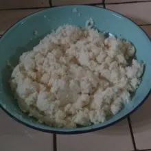 Parut singkong kemudian peras hingga airnya berkurang untuk mengurangi rasa pahit. Lalu campur dengan garam dan tepung maizena. Tidak pakai tepung maizena juga tidak masalah. Ditambah tepung maizena biar lebih gurih aja.