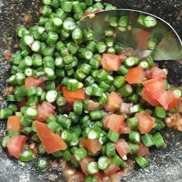 Campur bumbu halus, kacang panjang dan tomat. Lalu aduk rata.