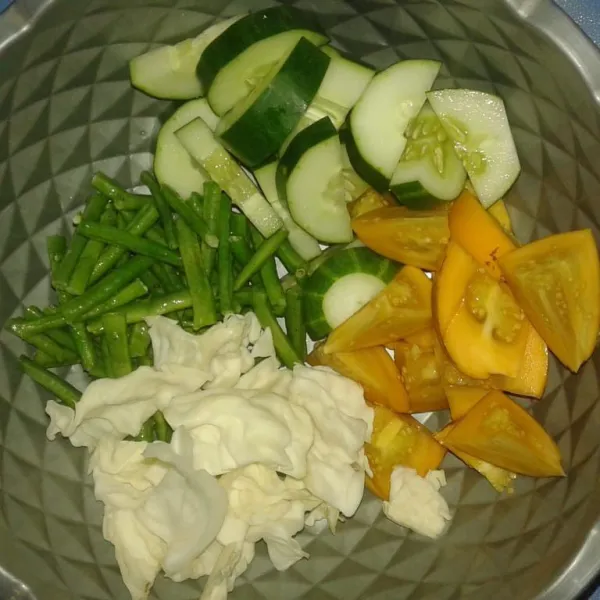 Potong potong semua sayuran.