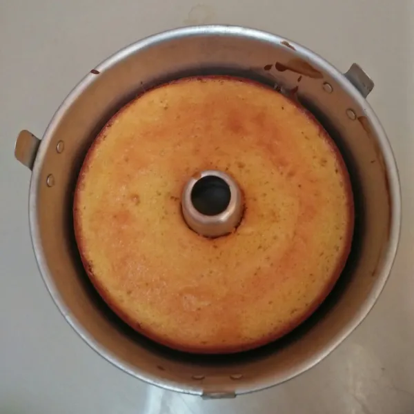 Setelah 1 jam, masukan loyang ke dalam oven yang sudah dipanaskan. Panggang dengan suhu 180 derajat selama 30-40 menit atau sampai matang