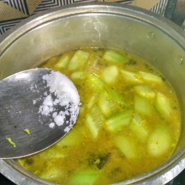 Masukkan garam, gula pasir dan kaldu jamur. Masak hingga ikan dan timun matang. Cicipi rasanya dan siap disajikan.