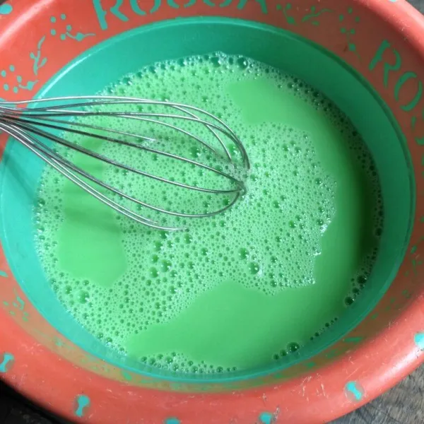 Campur telur, santan dan pasta pandan. Aduk hingga adonan berbusa.