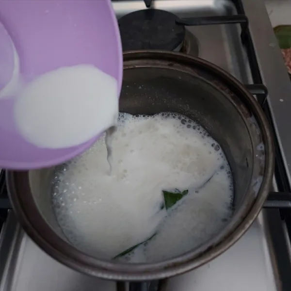 Masukkan larutan maizen. Aduk kembali hingga tercampur rata dan mendidih.