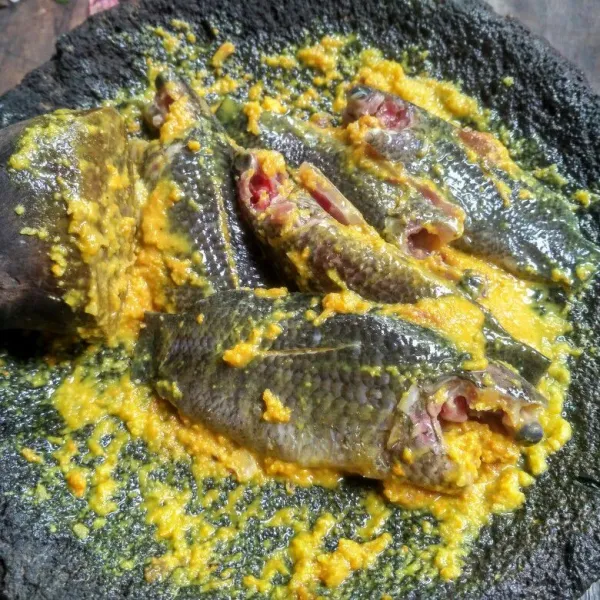 Baluri ikan dengan bumbu.