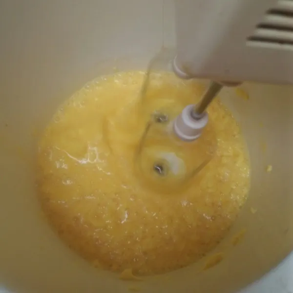 Mixer telur dan margarin, cukup sampai rata saja.