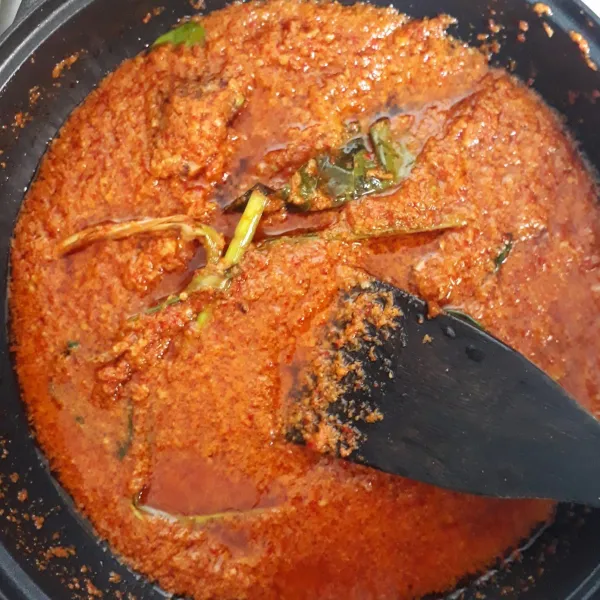 Masak blenderan bumbu halus bersama dengan bahan bumbu segar hingga aromanya harum.