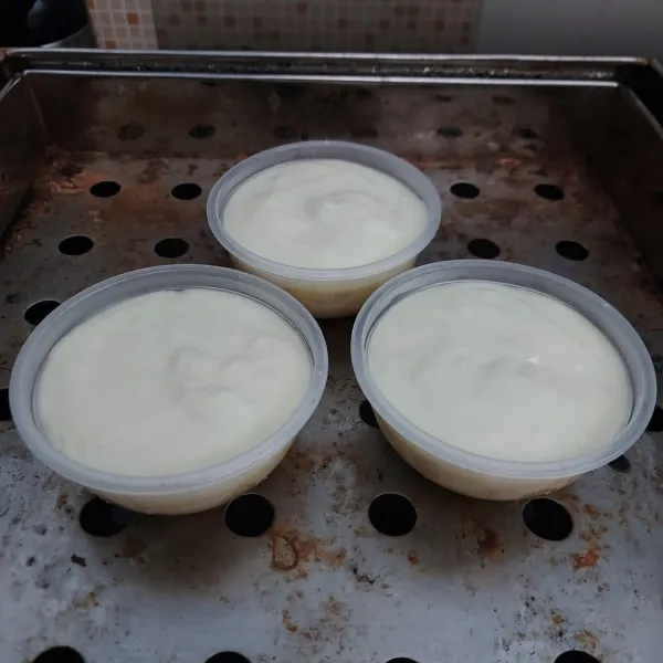 Tuang lapisan gurih ke lapisan pisang secukupnya hingga rata. Kukus kembali selama ± 10 menit. Angkat dan dinginkan.