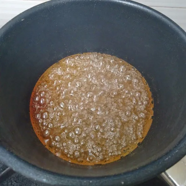 Caramel : masak gula dengan 150 ml air sampai mendidih jangan diaduk, biarkan terus mendidih hingga air gula berwarna kecoklatan dan kental, matikan api diamkan beberapa saat hingga uapnya hilang.