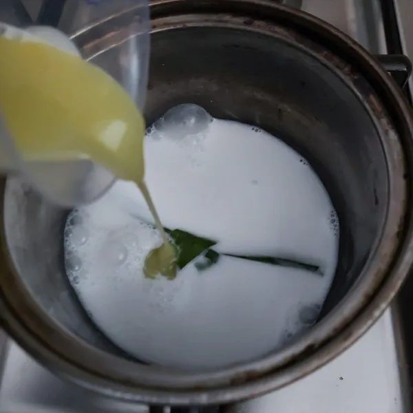 Buat lapisan gurih : masukkan santan, gula, susu kental manis, garam dan daun pandan. Aduk sampai rata. Masak hingga mendidih.