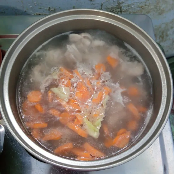 Masukkan wortel. Rebus sampai wortel empuk.