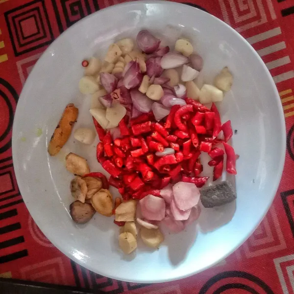 Siapkan bumbu dan iris-iris agar mudah saat menghaluskan.
