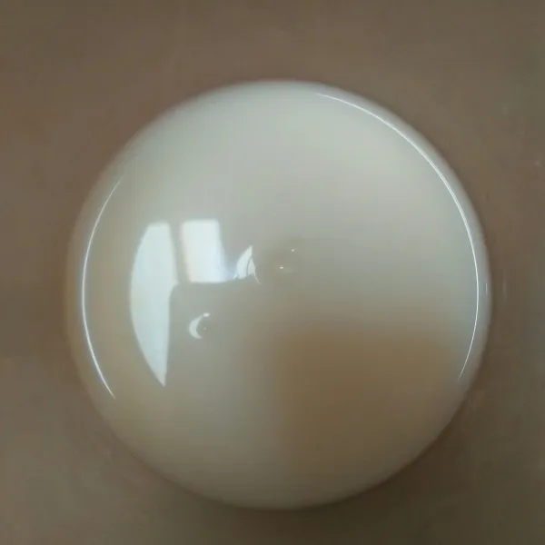 Siapkan semua bahan. Campurkan susu kental manis dengan air hingga 170 ml.