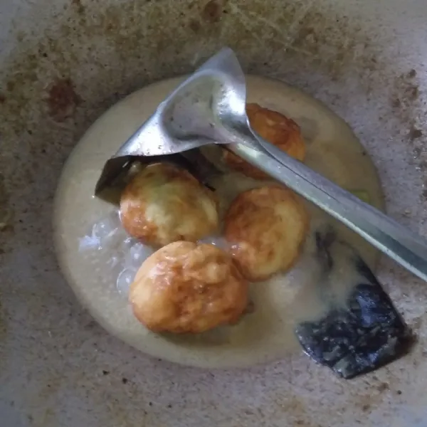 Masak hingga kuah mengental, jangan lupa tambahkan garam, gula, dan kaldu bubuk.