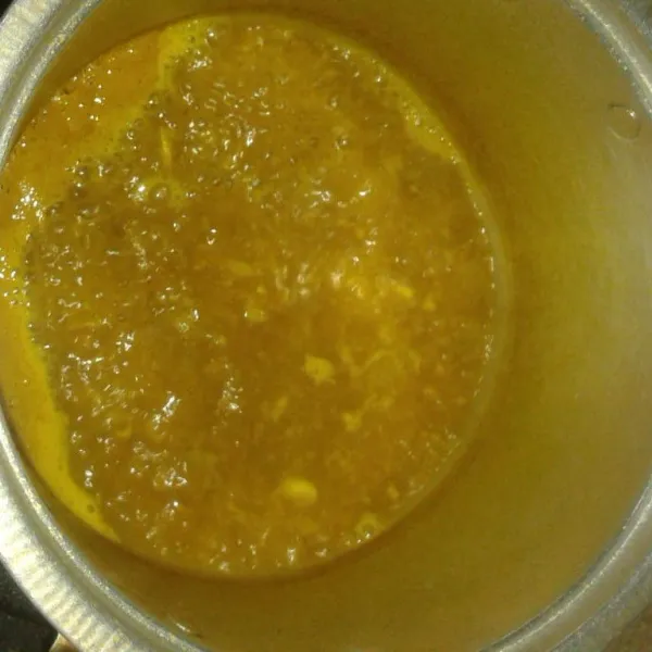 Rebus bumbu halus dengan 150 ml air sampai mendidih dan bumbu harum. Setelah itu, tambahkan sisa air. Didihkan kembali.