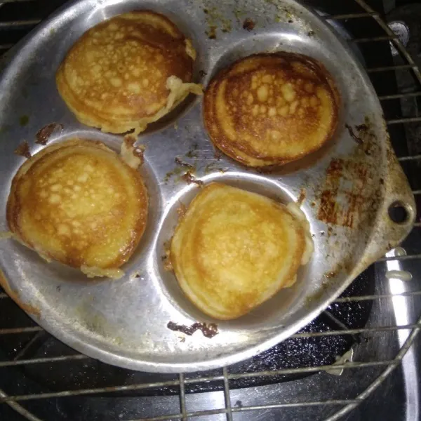 Setelah bagian bawah mulai kecoklatan, balik dan tunggu sampai matang. Angkat