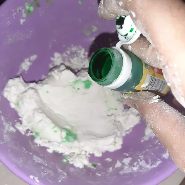 Kalau tekstur adonan sudah pas (bisa dibentuk). Tambahkan pasta pandan. Aduk rata hingga warnanya homogen.