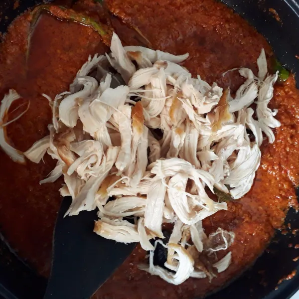 Masukkan suwiran ayam lalu aduk rata. Masukkan garam, gula merah dan air. Lalu aduk rata.