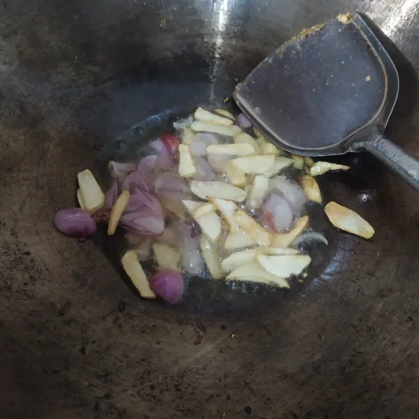 Panaskan 3 sdm minyak. Tumis bawang putih sampai harum. Lalu masukkan bawang merah. Masak hingga layu.